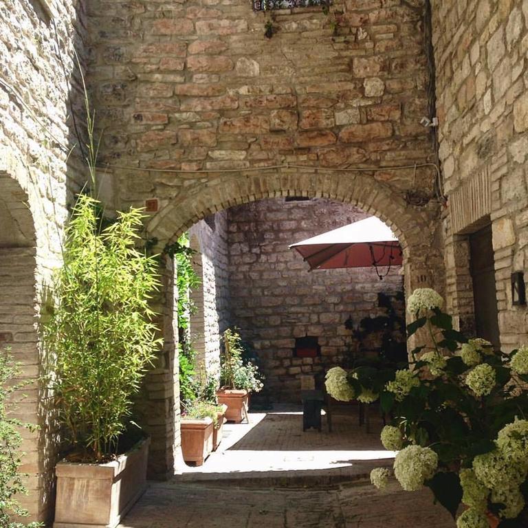 Residenza La Corte Ассизи Экстерьер фото